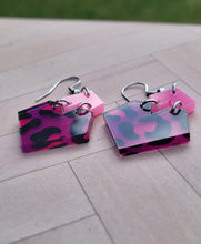 Load image into Gallery viewer, Pink Cheetah Print Geometric Heart Earrings